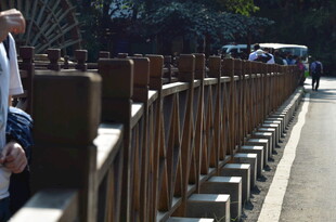 户外木质围栏与行人景观