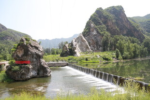 山水间的水坝美景