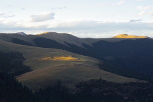 山间光影下的起伏山峦
