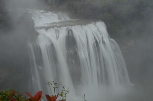 云雾中的壮丽瀑布景观