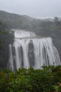 壮观瀑布隐于山林之间