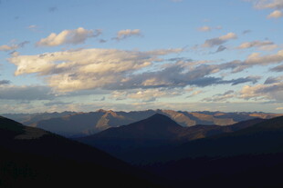 壮丽山峦与天边云霞