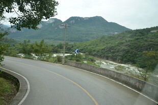 蜿蜒山间公路美景