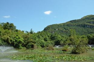 青山绿水间的自然美景