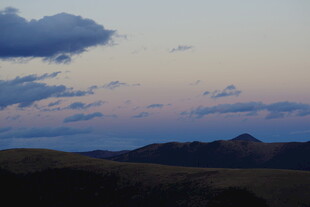 黄昏下的山峦与天空