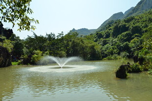 山间湖畔喷泉美景