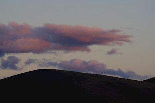 黄昏远山与绚丽彩云