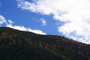 蓝天青山美景