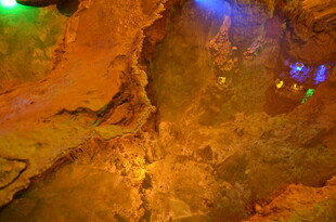 地下溶洞景观 五彩灯光映照