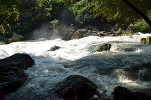 山间湍急溪流 水雾弥漫