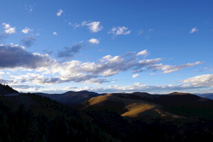 壮丽山景与蓝天云朵