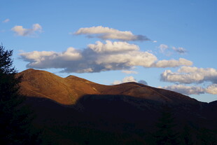 夕阳下的山峦美景