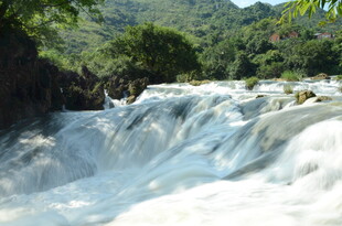 山间湍急溪流瀑布景观