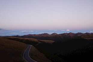 蜿蜒公路穿行于山间暮色