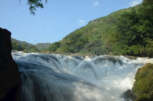 山间飞瀑美景