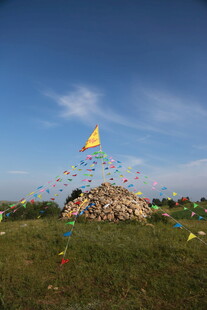 草原上的多彩经幡堆