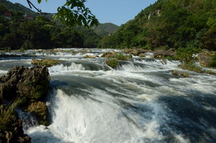 山间湍急溪流景观