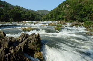 山间湍急河流与嶙峋怪石