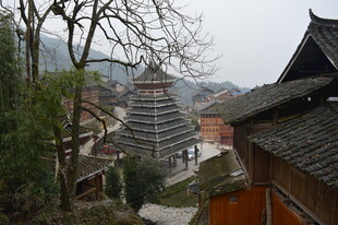 古村中的多层传统塔楼