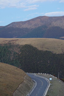 蜿蜒公路穿行于山峦之间
