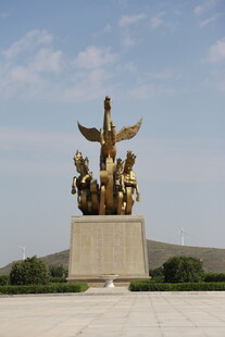 金色群雕纪念碑