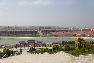 俯瞰城市景观与绿植风光