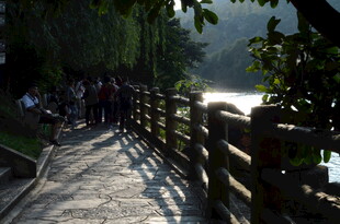 河边木栈道上的漫步人群