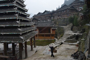 苗寨风光中的独行者