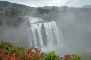 壮观瀑布与周边艳丽花草
