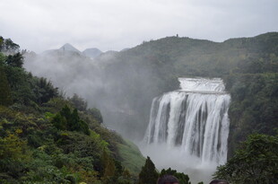壮观山间瀑布美景