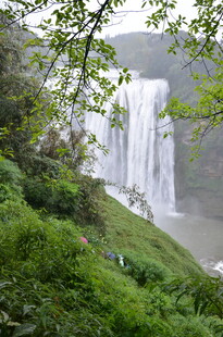 山间壮丽瀑布景观