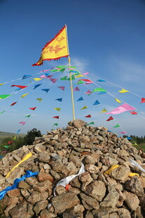 石堆上飘扬的多彩旗帜