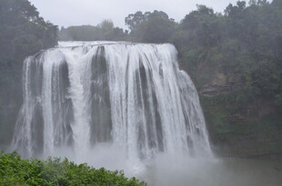 壮观瀑布 水雾弥漫山林间