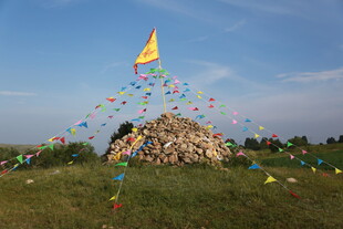 草原上的彩色经幡堆