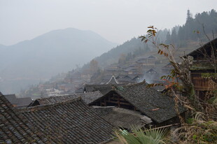 山村瓦屋 隐于雾中山景