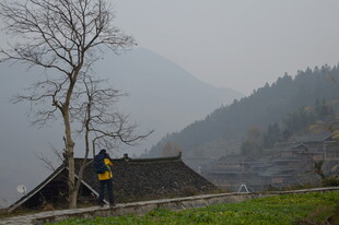 山间小屋旁的徒步者