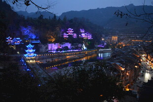 山间夜景灯光璀璨迷人
