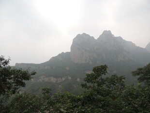 云雾缭绕的秀丽山峰