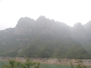云雾缭绕的山峦美景