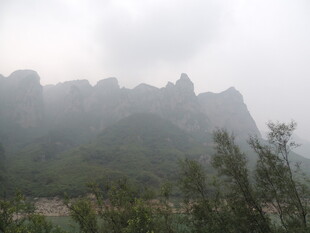 云雾缭绕的壮丽山峦