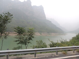 山间湖畔公路风景