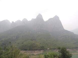 云雾缭绕的秀丽山峦