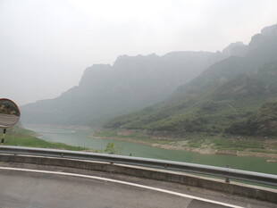 山间公路旁的朦胧湖景