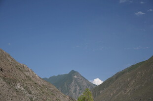 山间美景 远眺巍峨雪峰
