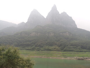 山水相依的秀丽自然景观