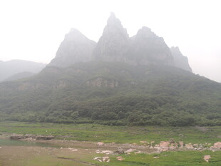 雾中秀丽山峦风景