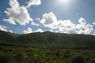 蓝天白云下的青山绿野