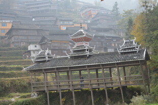 苗寨木质廊桥古朴景致