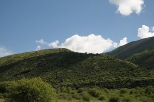 青山蓝天间的自然美景