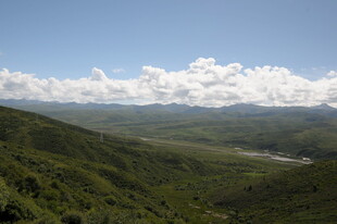 青山白云间的开阔景致